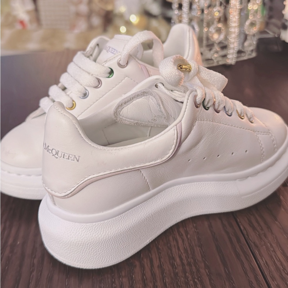 ALEXANDER MCQUEEN
GIRLS WHITE OVERSIZED TRAINERS BRAND NEW size 25 size 9 US